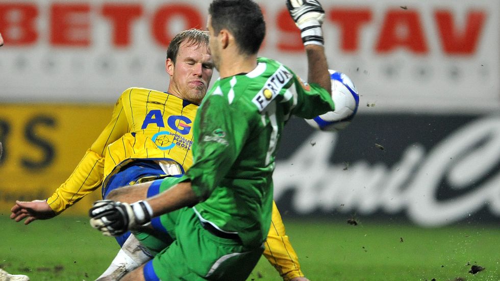 Teplický Martin Klein v šanci před gólmanem Mladé Boleslavi Miroslavem Millerem.