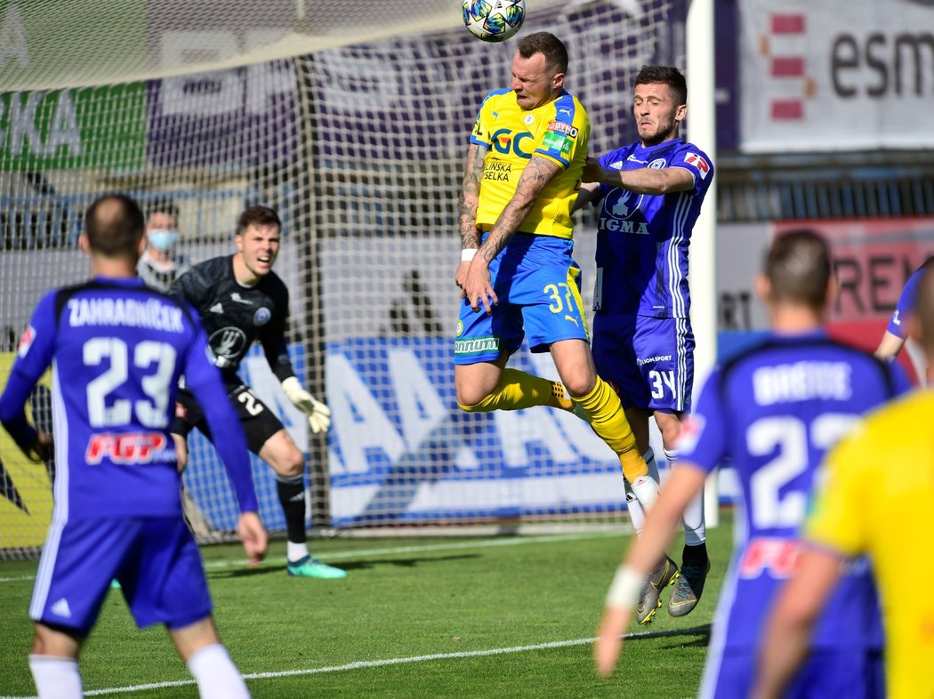 Teplický útočník Jakub Řezníček hlavičkuje v utkání s Olomoucí