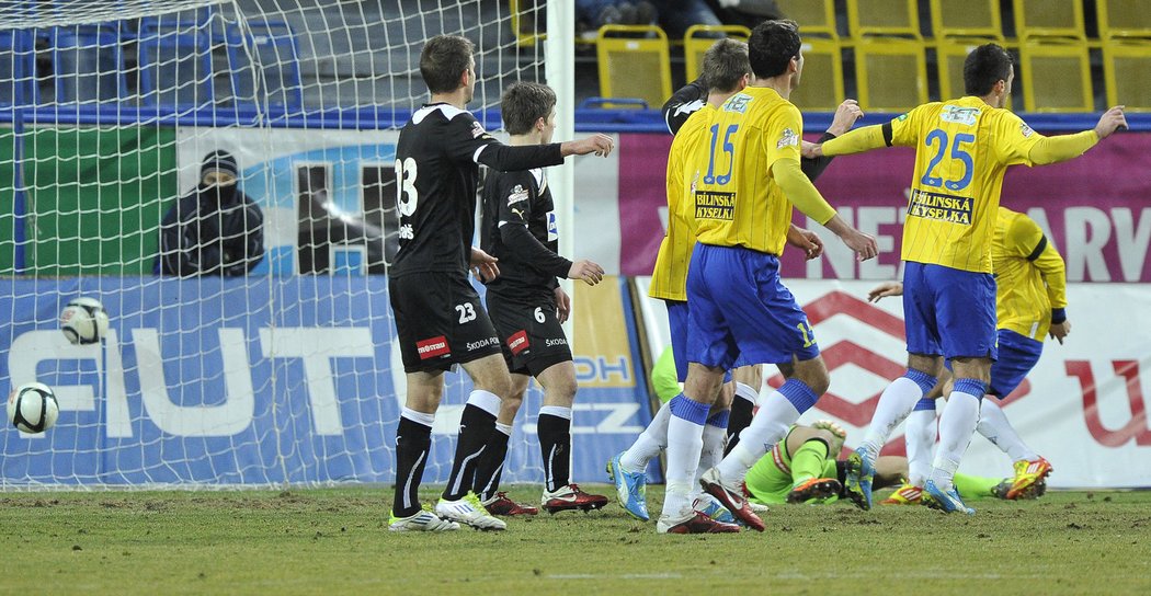 Teplický Vondrášek střílí první gól zápasu.