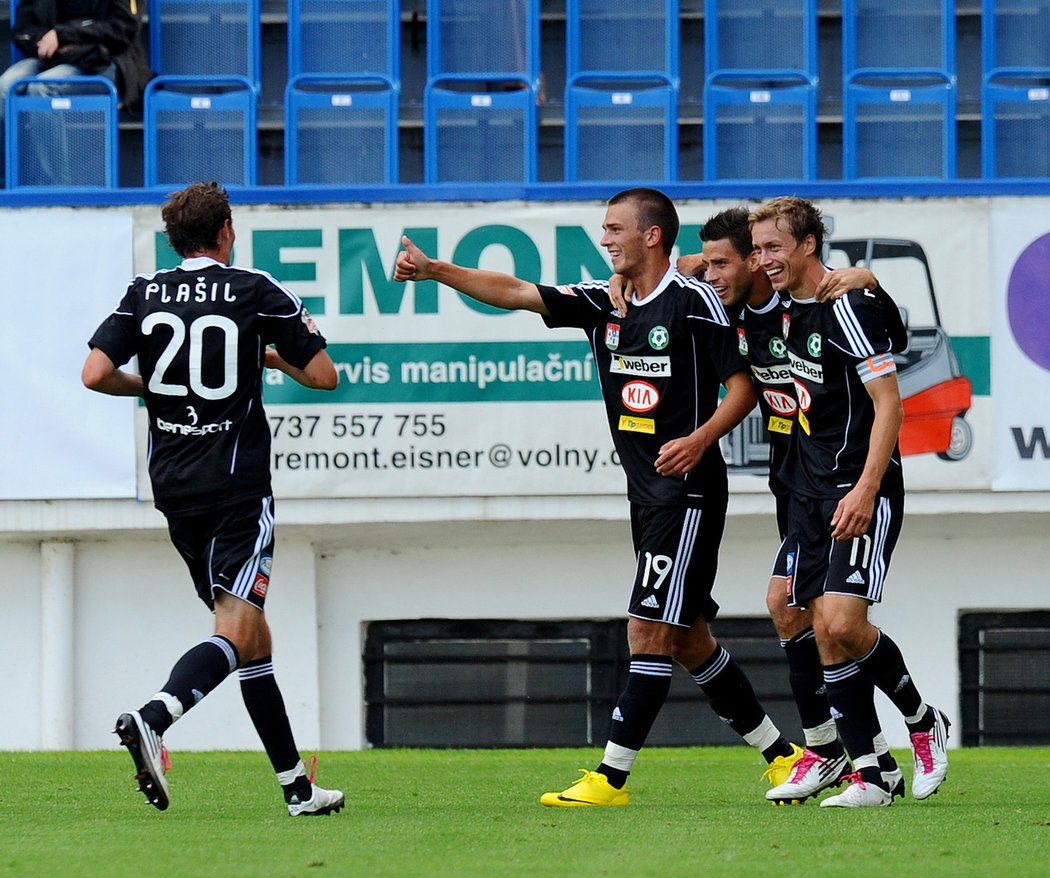 Fotbalisté Příbrami (zleva) Marek Plašil, Milan Jurdík, Michal Klesa a Daniel Huňa se radují z gólu proti Teplicím