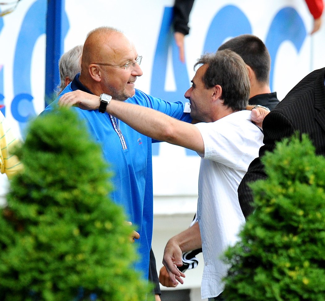 Příbramský boss Jaroslav Starka (vlevo) gratuluje trenérovi Martinu Hřídelovi k výhře v Teplicích