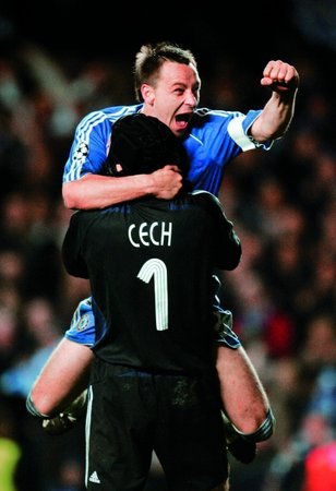 Petr Čech v objetí kapitána Chelsea Johna Terryho