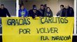 Z návratu Carlose Téveze se radoval i legendární arentinský fotbalista Diego Maradona. Útočníka vítal i speciálním transparentem.