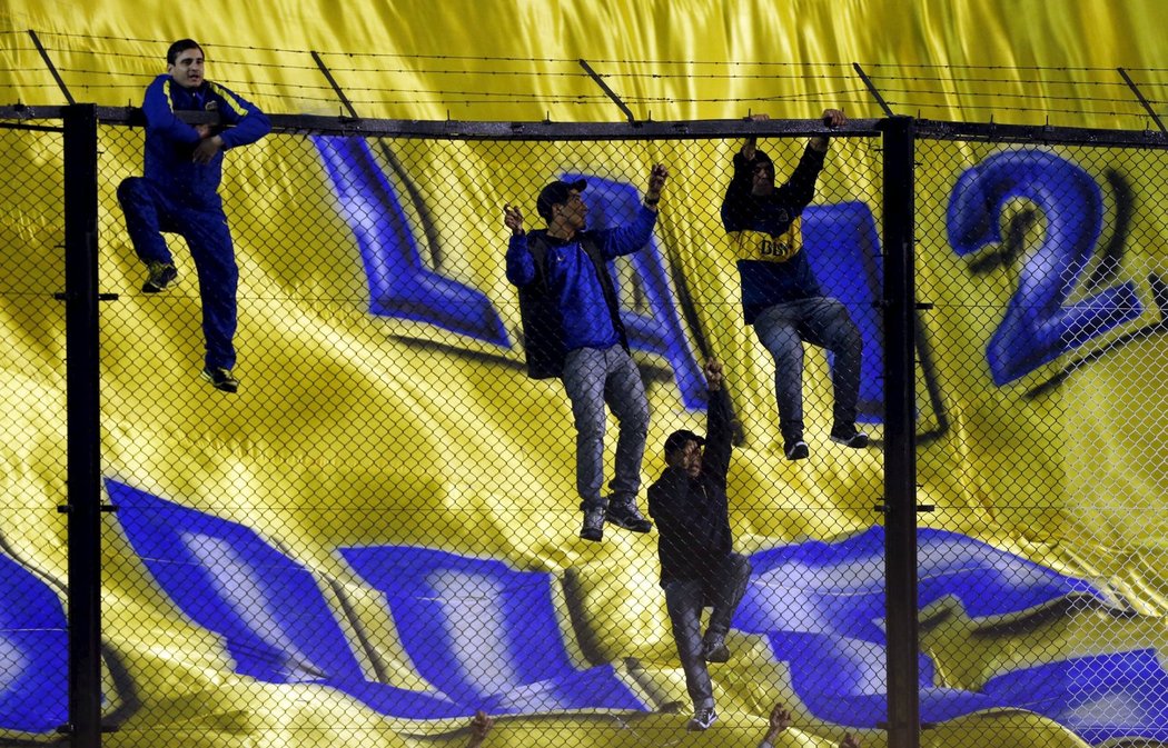 Fanoušci týmu Boca Juniors šíleli radostí, když viděli útočníka Téveze zpátky v klubovém dresu. Šplhali po ochranné síti.