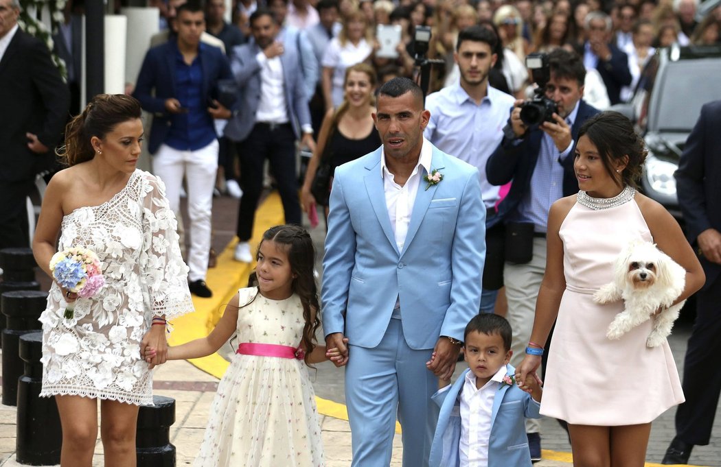 Carlos Tévez po svatbě se svou dlouholetou partnerkou Vanesou Mansillaovou (vlevo)