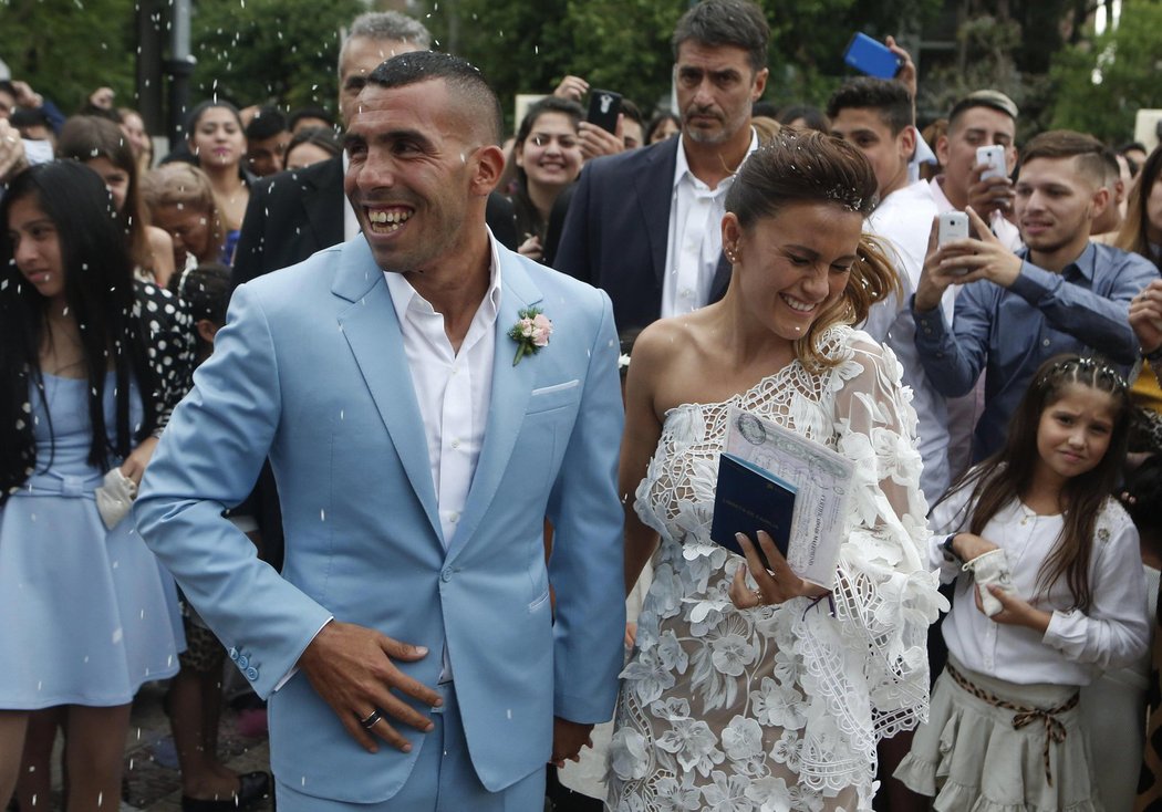 Argentinský fotbalista Carlos Tévez se svou novomanželkou Vanesou Mansillaovou