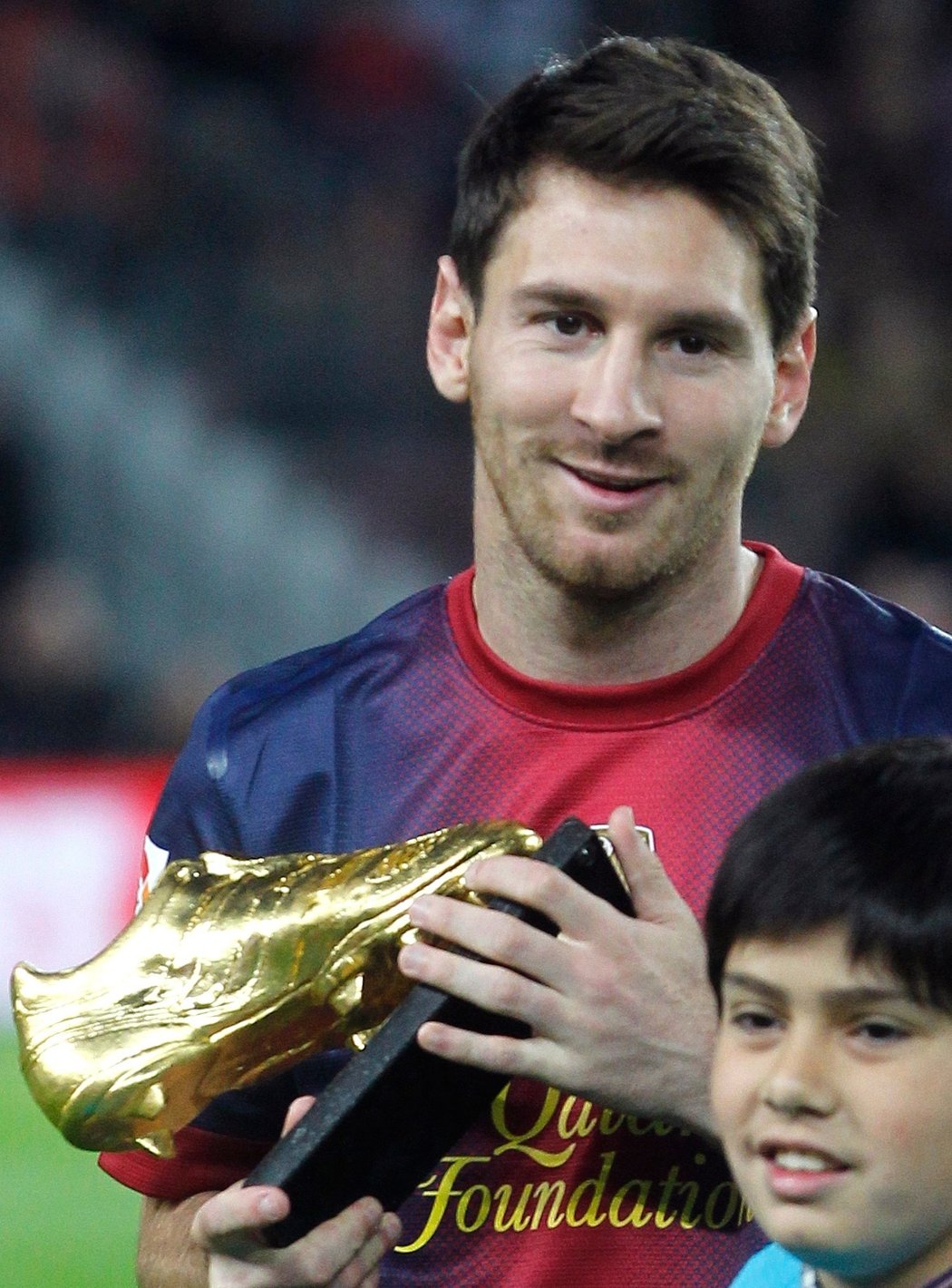 Lionel Messi pózuje se Zlatou kopačkou pro nejlepšího střelce v Evropě za sezonu 2011/2012