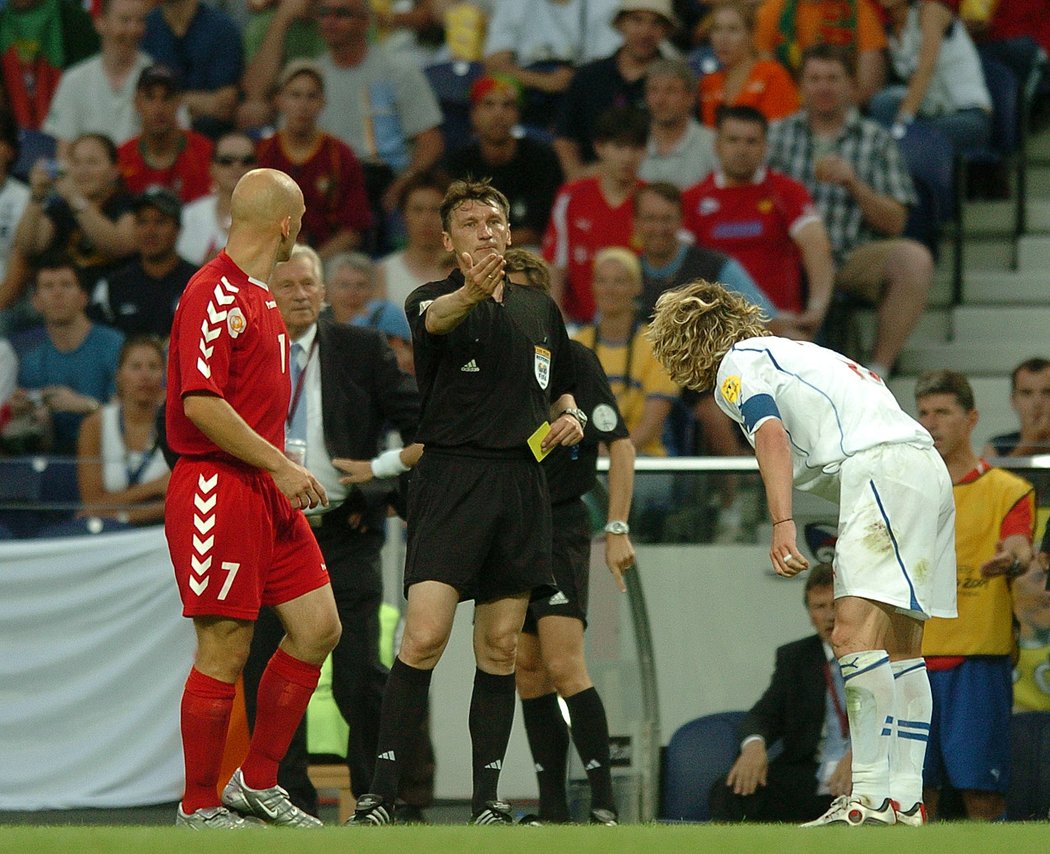 Dán Thomas Grevesen (vlevo) a Pavel Nedvěd na mistrovství Evropy 2004