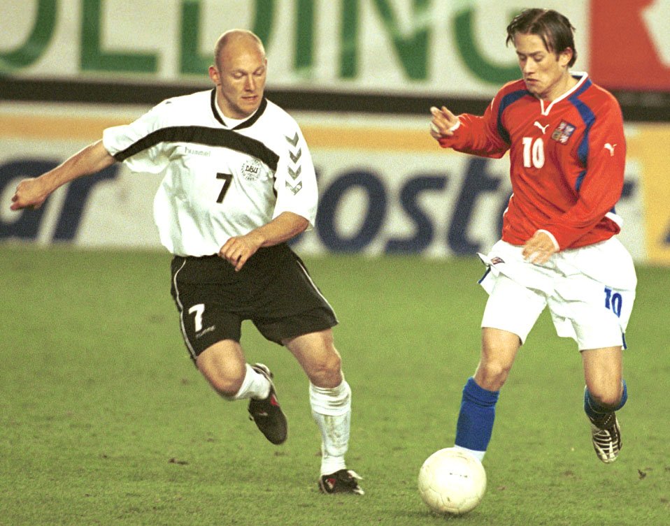 Bývalý dánský reprezentant Thomas Gravesen (vlevo) v utkání proti české reprezentaci