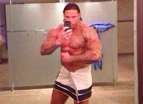 Tim Wiese se vrhl na zcela jiný sport. Plánuje kariéru jako zápasník?