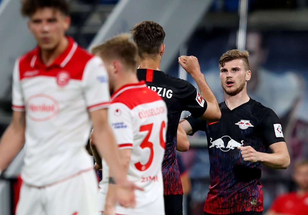 Timo Werner oslavuje branku do sítě Düsseldorfu, Lipsko ale o výhru přišlo dvěma inkasovanými góly v závěru