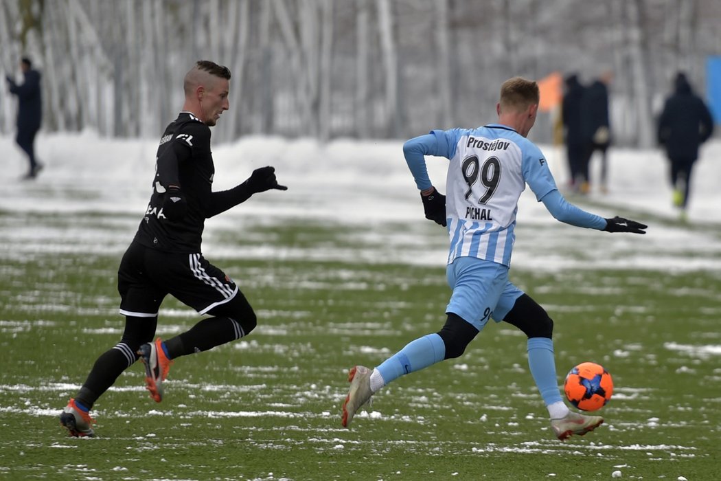 Zleva Jiří Fleišman z Baníku Ostrava a David Píchal z Prostějova v utkání zimní Tipsport ligy