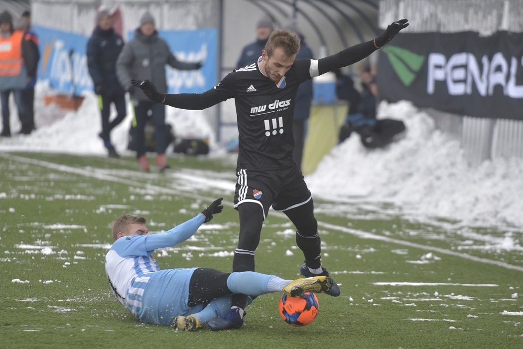   Zleva Aleš Schuster z Prostějova a Nemanja Kuzmanović z Baníku Ostrava v utkání zimní Tipsport ligy