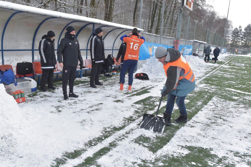 Pořadateleé museli před zápasem Tipsport ligy mezi Baníkem Ostrava a Prostějovem odklidit sníh