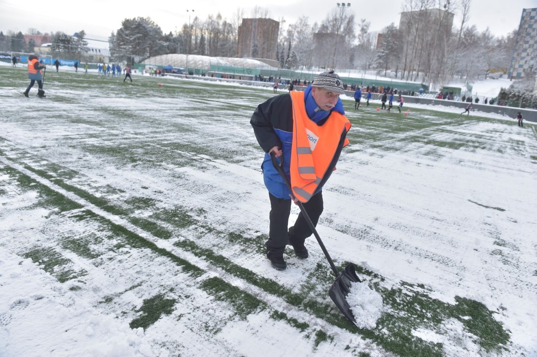 Pořadatelé museli uklidit hrací plochu před zápasem Tipsport ligy mezi Baníkem a Prostějovem