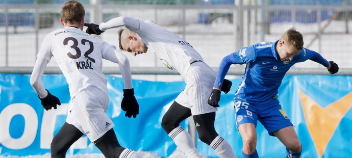 Jan Král a Jiří Fleišman z Boleslavi a Ondřej Machuča z Liberce v zápase zimní ligy