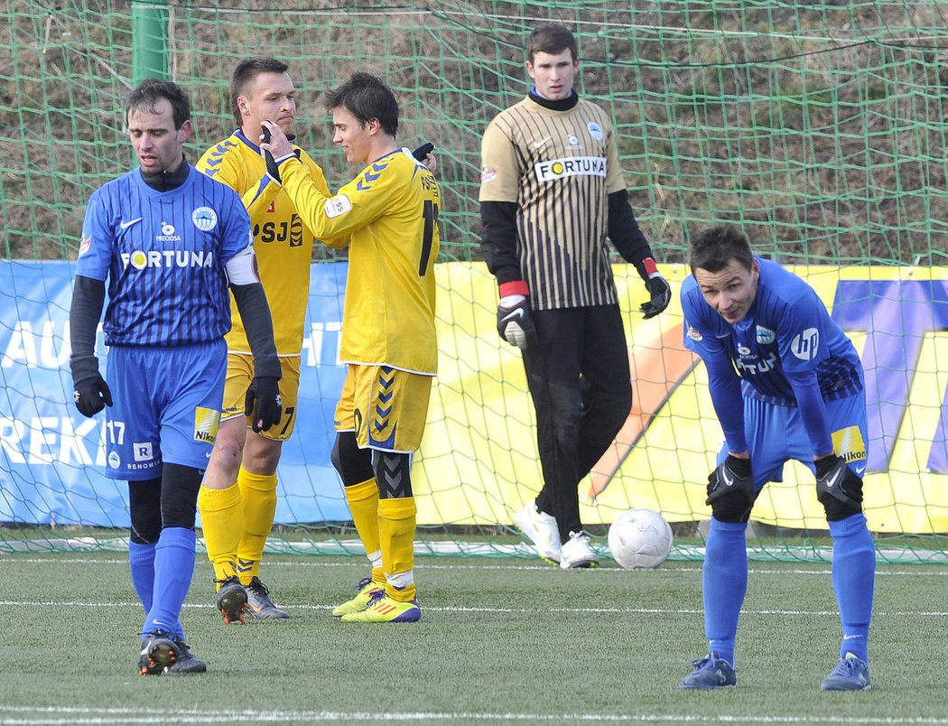 Jihlavší fotbalisté dávají jednu z branek do sítě Liberce, radují se střelec Stanislav Tecl a David Vacek