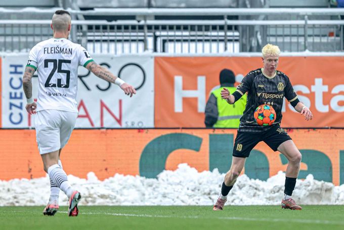 ONLINE: Karviná - Hradec Králové 1:1. Špatný výběh Zadražila využil Ayaosi ONLINE: Karviná - Hradec Králové 1:1. Špatný výběh Zadražila využil Ayaosi