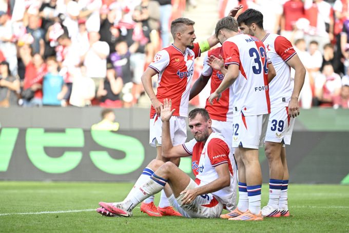 ONLINE: Slavia - Zbrojovka 3:0. Na góly Chorého navázal Ayaosi. Dvě zranění opor ONLINE: Slavia - Zbrojovka 3:0. Na góly Chorého navázal Ayaosi. Dvě zranění opor