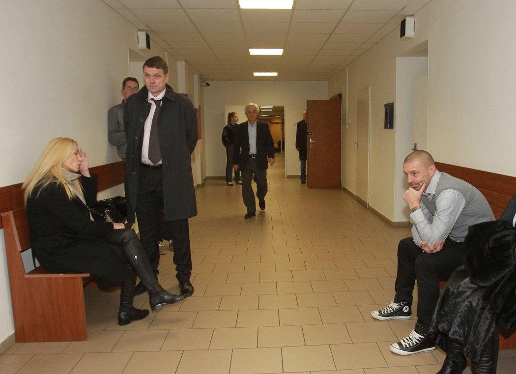 Renáta Řepková a Tomáš Řepka čekají před soudní síní, ve které se projednával jejich rozvod