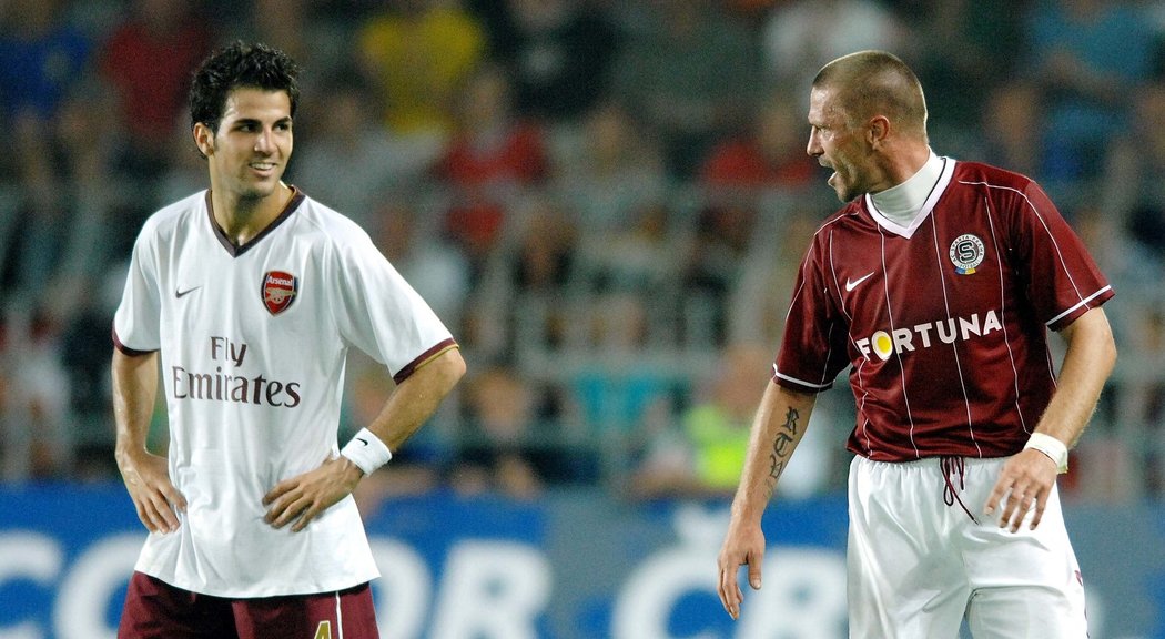 2007. A ty jsi kdo? Cesc Fabregas, tehdejší klíčový muž Arsenalu, měl Tomáši Řepkovi při střídání co říct. A stoper po letech v Anglii nepochybně dobře rozuměl.