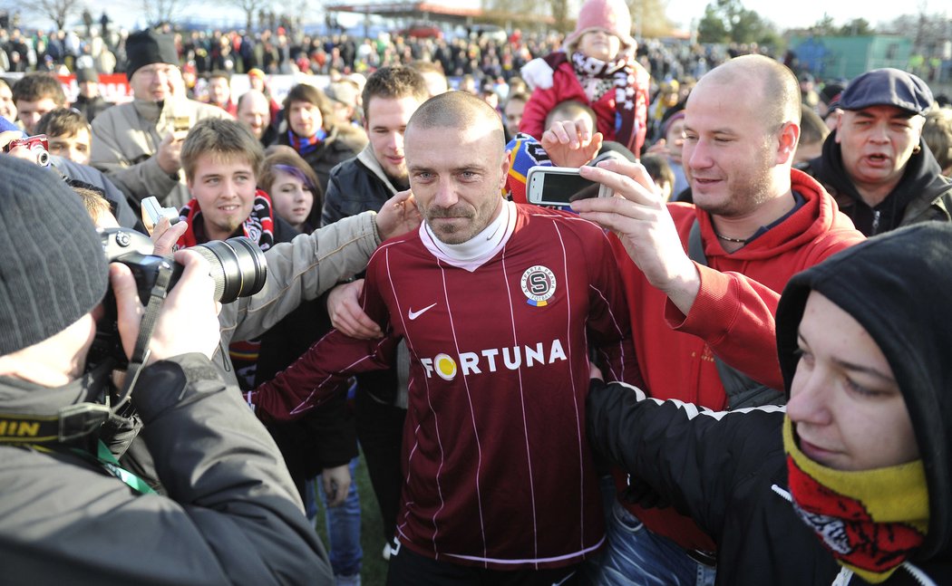 2011. Tomáš Řepka znovu v rudém dresu, ale tentokrát jen na Silvestrovském derby.