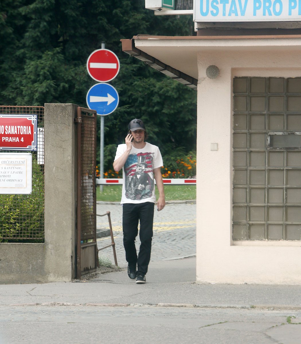 Tomáš Rosický odchází z podolské porodnice, kde byl za svou ženou Radkou a čerstvě narozeným synem