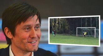 Rosický znovu v akci, ale jako brankář! V přeboru chytil i penaltu