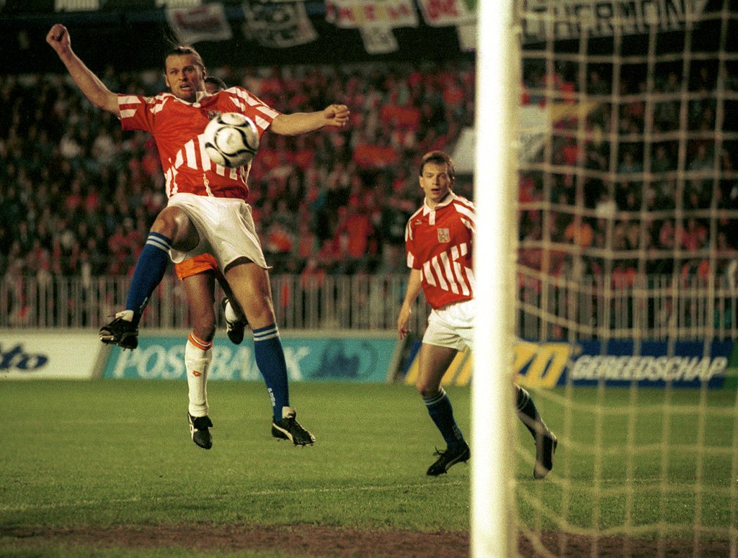 Tomáš Skuhravý v památné kvalifikaci na EURO 1996 proti Nizozemsku.