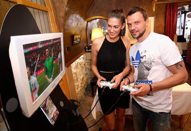 Tomáš Ujfaluši a jeho krásná přítelkyně Aneta Vignerová Tomáš Ujfaluši a jeho krásná přítelkyně Aneta Vignerová