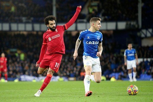 Obránce Evertonu Lucas Digne odehrává balon před Mo Salahem z Liverpoolu
