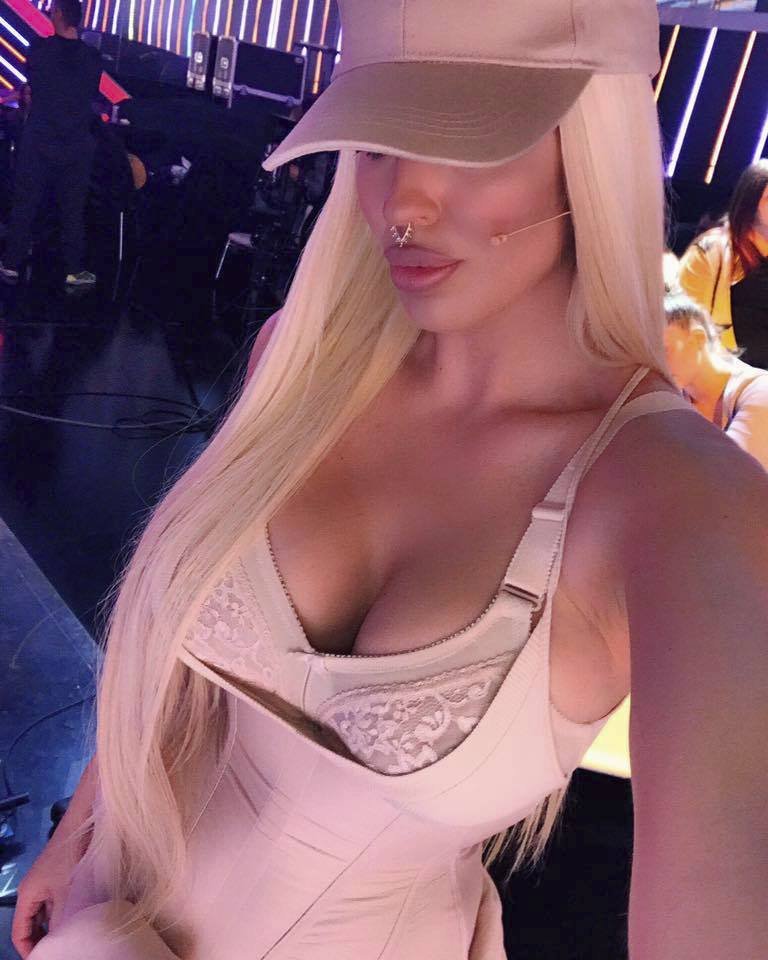 Extravagantní popová hvězda Jelena Karleuša je manželkou srbského fotbalisty Duška Tošiče.