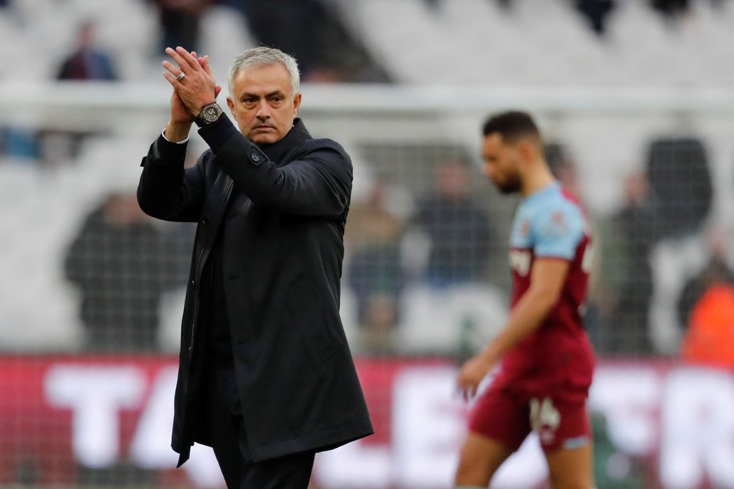 Portugalský trenér José Mourinho během svého premiérového zápasu na lavičce Tottenhamu proti West Hamu