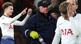 Nachytal Čecha a trefili ho lahví. Jinde by zavřeli stadion, zlobí se Pochettino