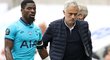 Serga Aurier s koučem Tottenhamu José Mourinhem