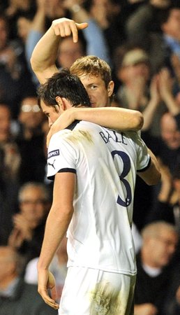 "Ten to zařídil," ukazuje na Garetha Balea Roman Pavljučenko, který vstřelil důležitý třetí gól Tottenhamu.