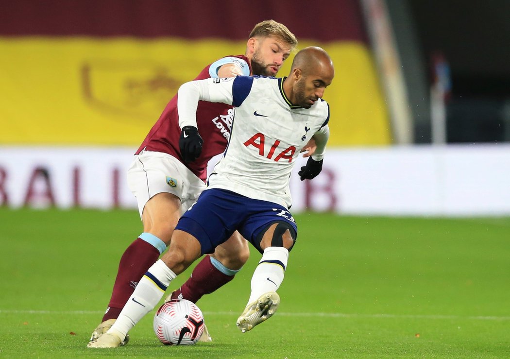 Tottenhamský Licas Moura si kryje míč před Charliem Taylorem z Burnley