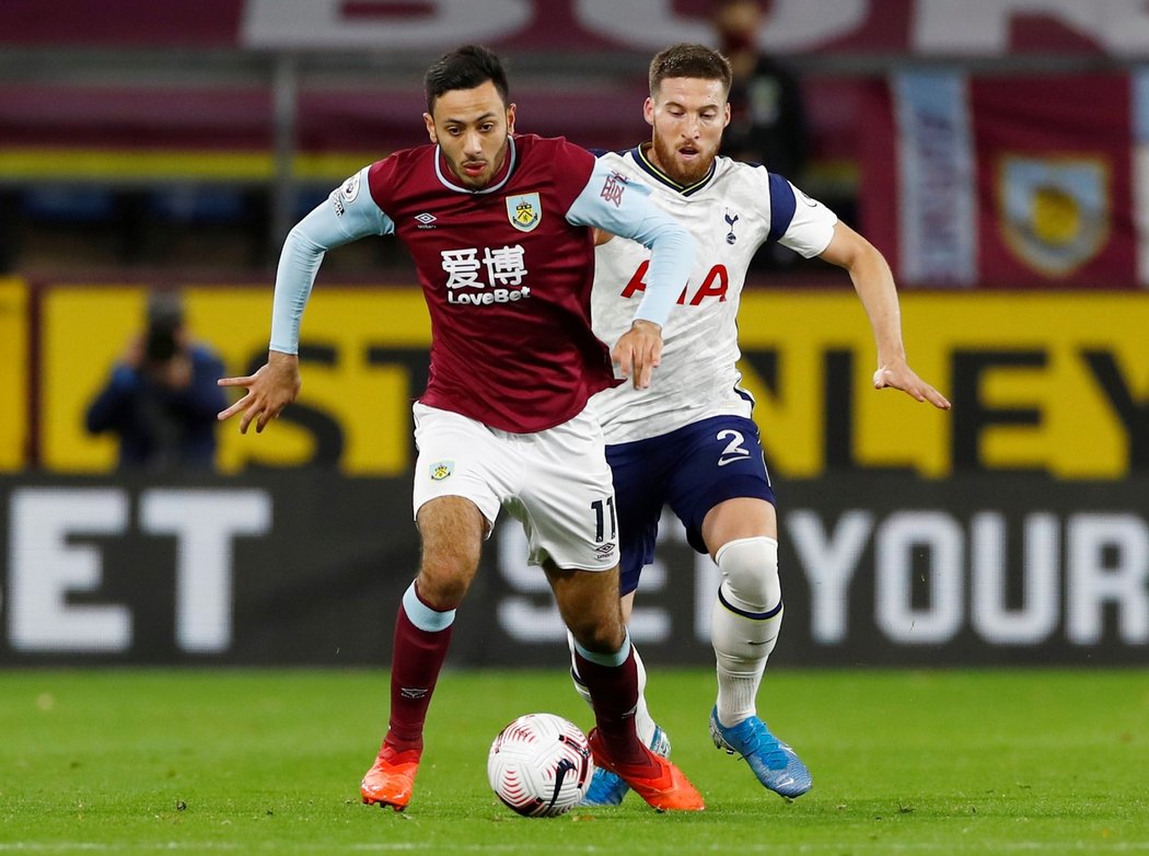 Dwight McNeil z Burnley se snaží pláchnout Mattu Dohertymu z Tottenhamu