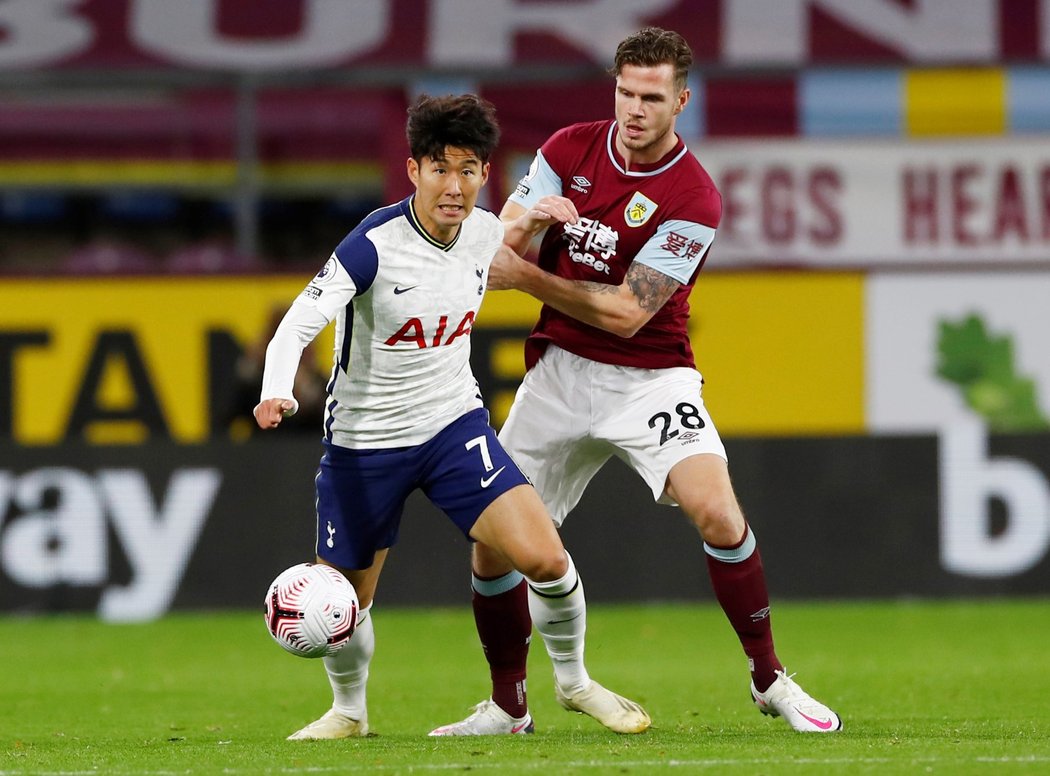 Záložník Tottenhamu Son Heung-Min bráněný Kevinem Longem z Burnley