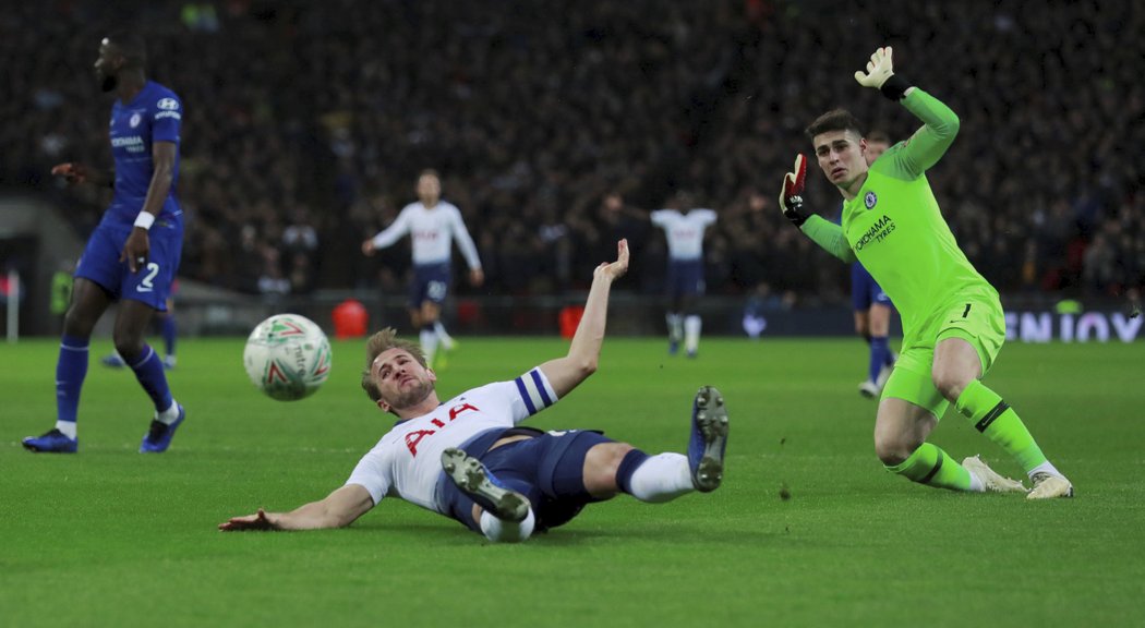 Po souboji Harryho Kanea s brankářem Kepou získal Tottenham penaltu