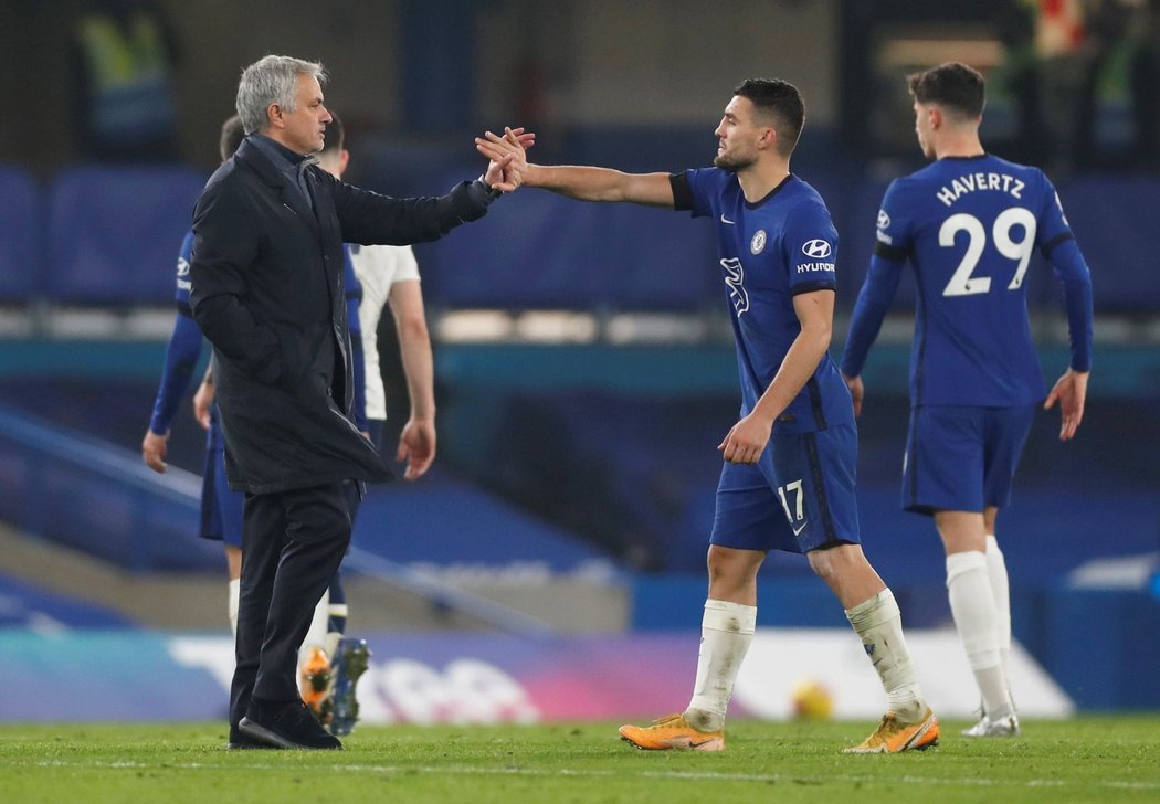 Kouč Tottenhamu José Mourinho se zdraví s hráči Chelsea