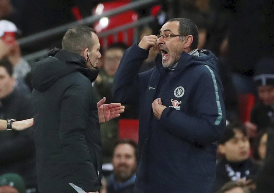 Maurizio Sarri nebyl v utkání proti Tottenhamu spokojený s výkonem rozhodčích