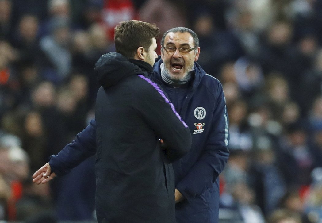 Kouč Chelsea Maurizio Sarri v debatě s trenérem Tottenhamu Mauriciem Pochettinem