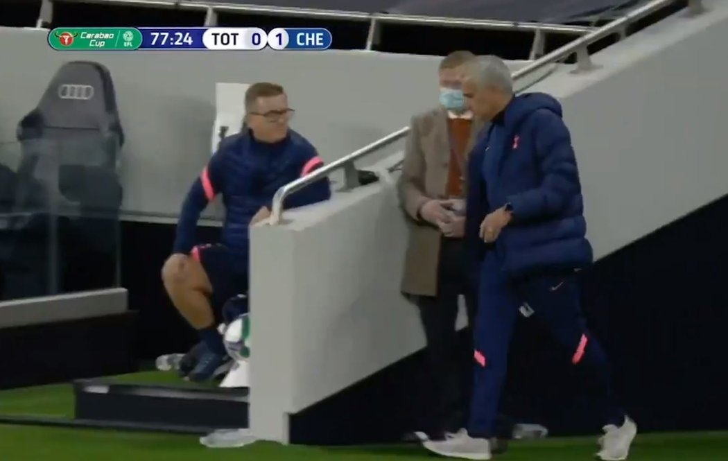 José Mourinho se vrací z útrob stadionu Tottenhamu, kam zamířil za Ericem Dierem, který si musel odskočit na toaletu