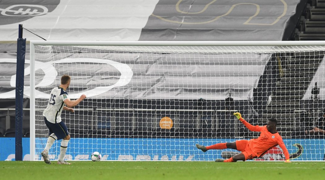 Tottenhamský Eric Dier proměňuje penaltu v rozstřelu v Carabao Cupu proti Chelsea
