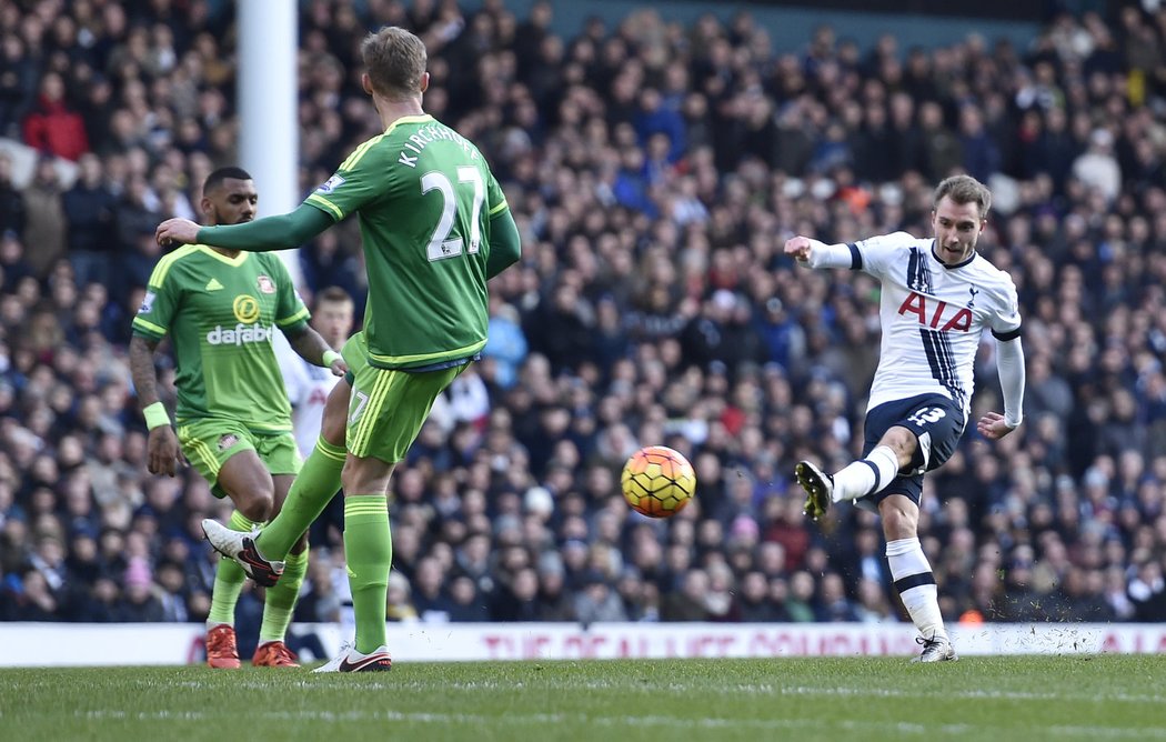 Christian Eriksen střílí gól do sítě Sunderlandu.