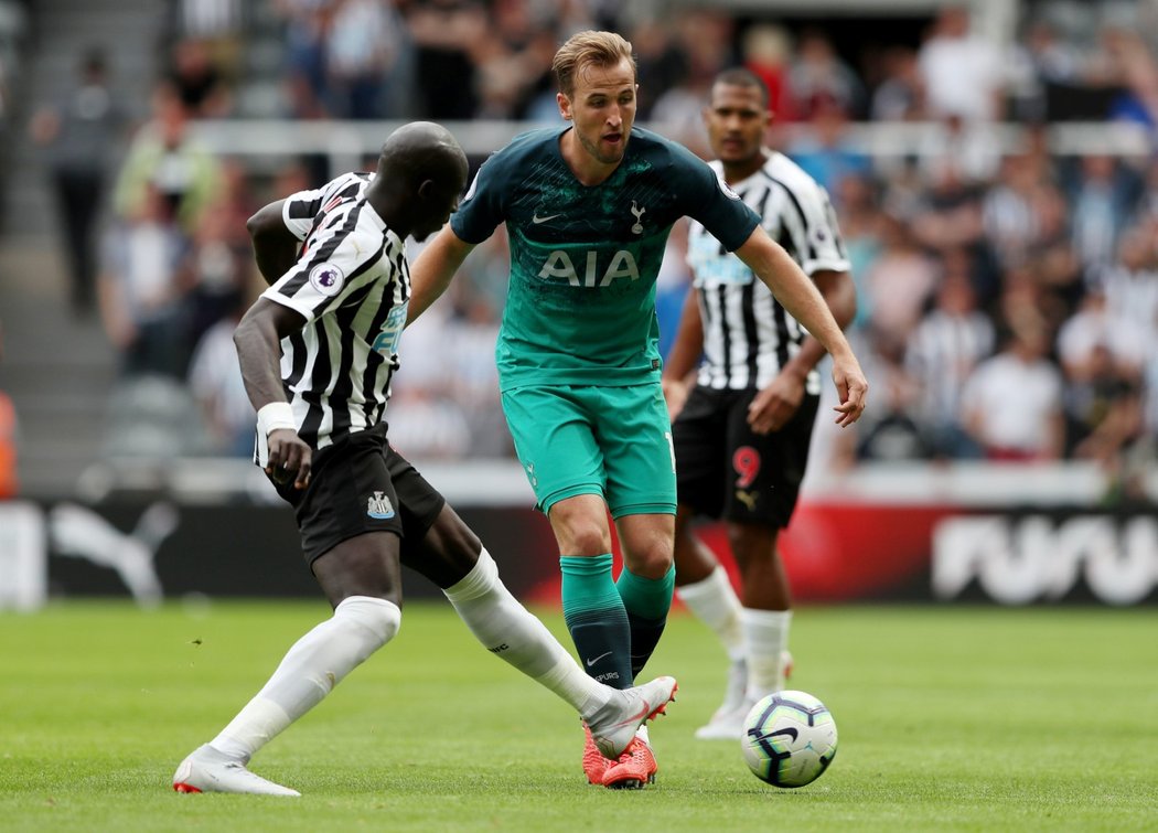 Harry Kane prochází obranou Newcastlu