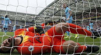 Brankář Tottenhamu chyboval, pak si šíleně ohnul ruku. Kvůli bolesti křičel!