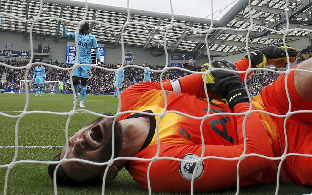 Strašný start zápasu pro Tottenham, brankář Lloris se hned v úvodu zranil