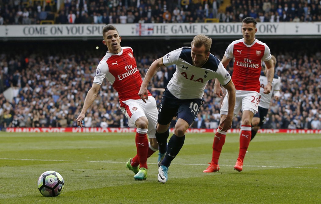 Harry Kane padá po kontaktu s Gabrielem